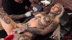 Amber luke se masturba enquanto faz uma tatuagem