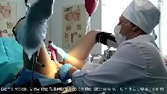 Menina examinada em um ginecologista