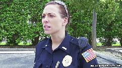 Policiais mulheres param o suspeito negro e chupam o pau dele