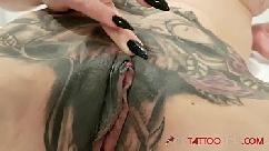 Assistir marie bossette fazendo uma tatuagem extrema em seu clit