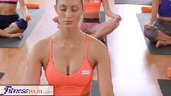 Fitnessrooms decote suado em uma sala cheia de garotas da ioga