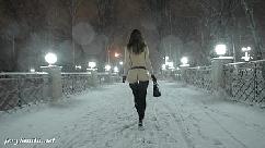 Jeny smith nua na neve caindo caminhando pela cidade