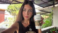 Cumwalk louco no starbucks - boquete em banheiro público tomando café com esperma